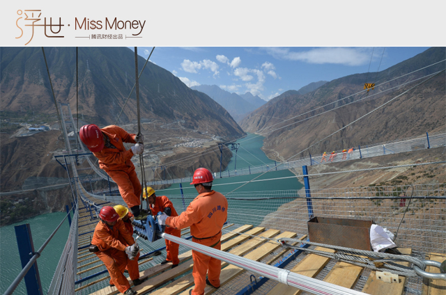 （圖：大渡河上，興康特大橋正緊跟雅康高速建設(shè)步伐，已完成下部構(gòu)造“兩塔兩錨”施工，預(yù)計(jì)2018年9月1日前完成整個(gè)大橋的建設(shè)。）